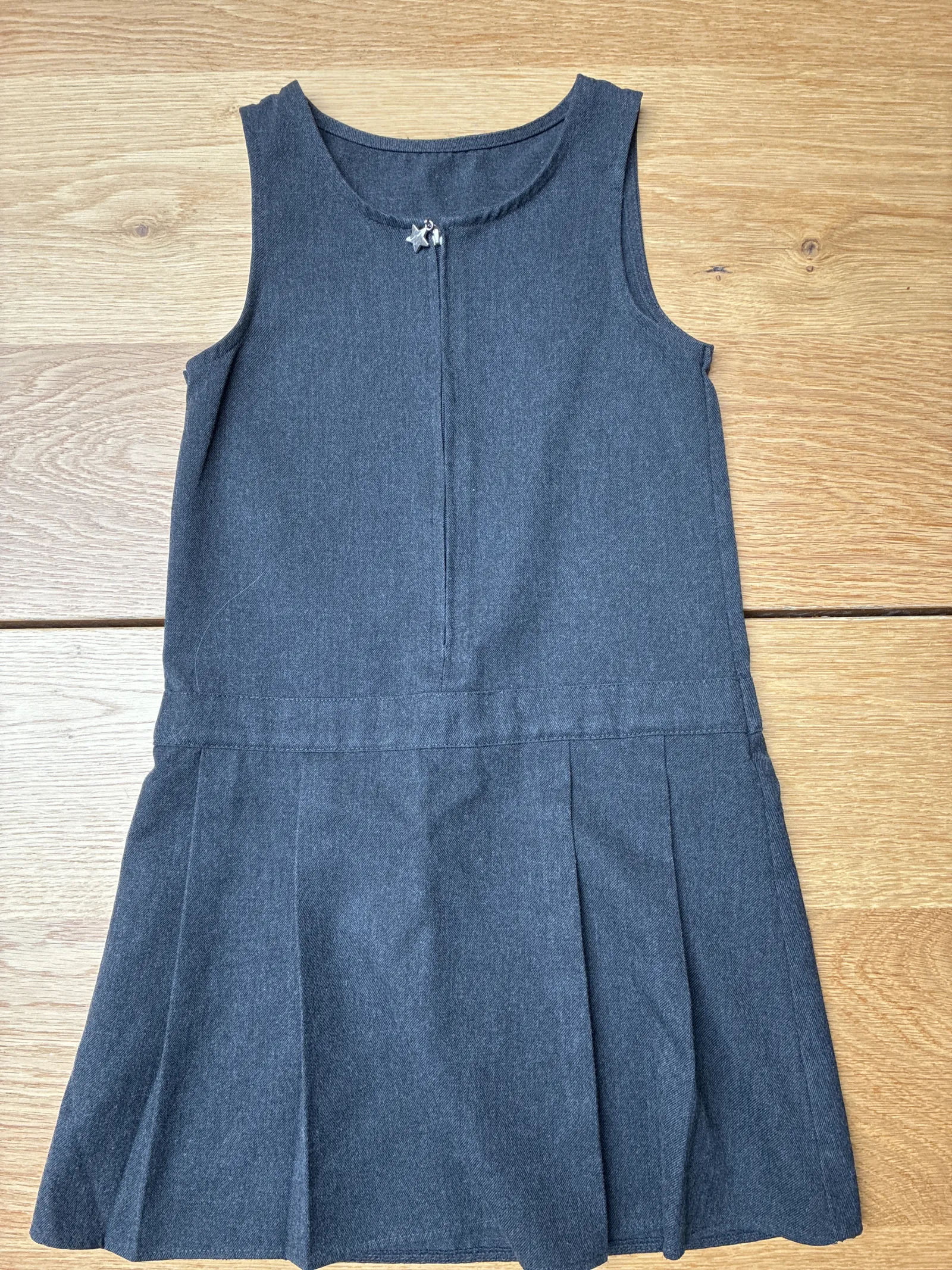 Age 6-7 grey dress (excellent condition)