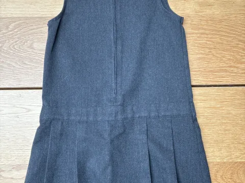 Age 6-7 grey dress (excellent condition)