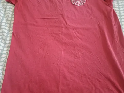 Red pe t shirt