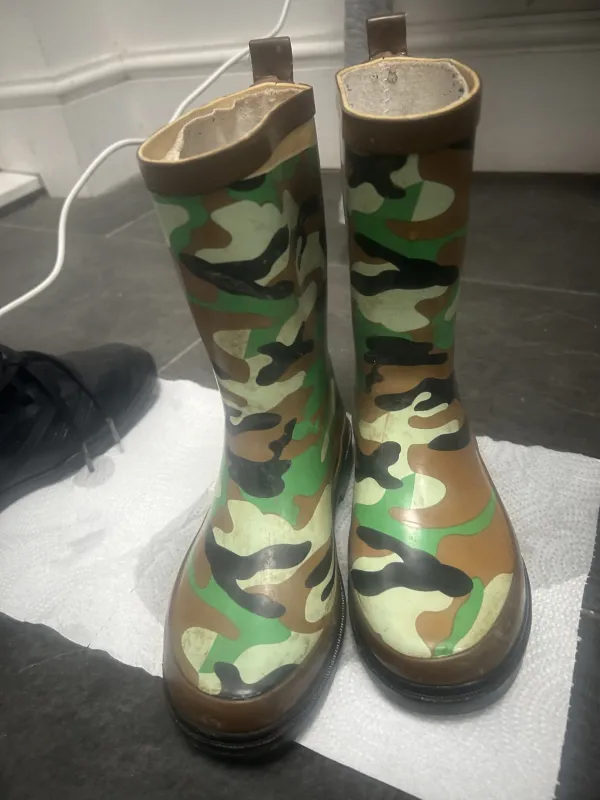 Size 13 wellies. Only worn for Awyr Agored lessons so very good condition!
