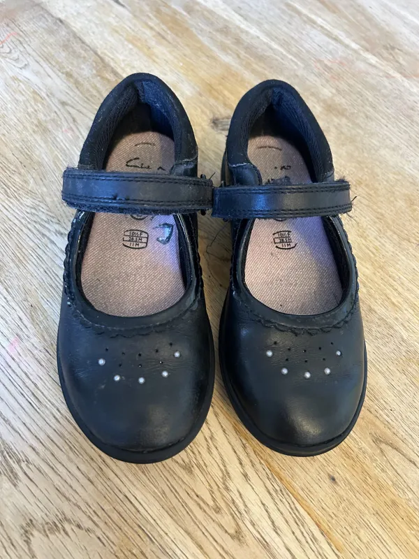 Girls school shoes Clarks size 10 1/2 F