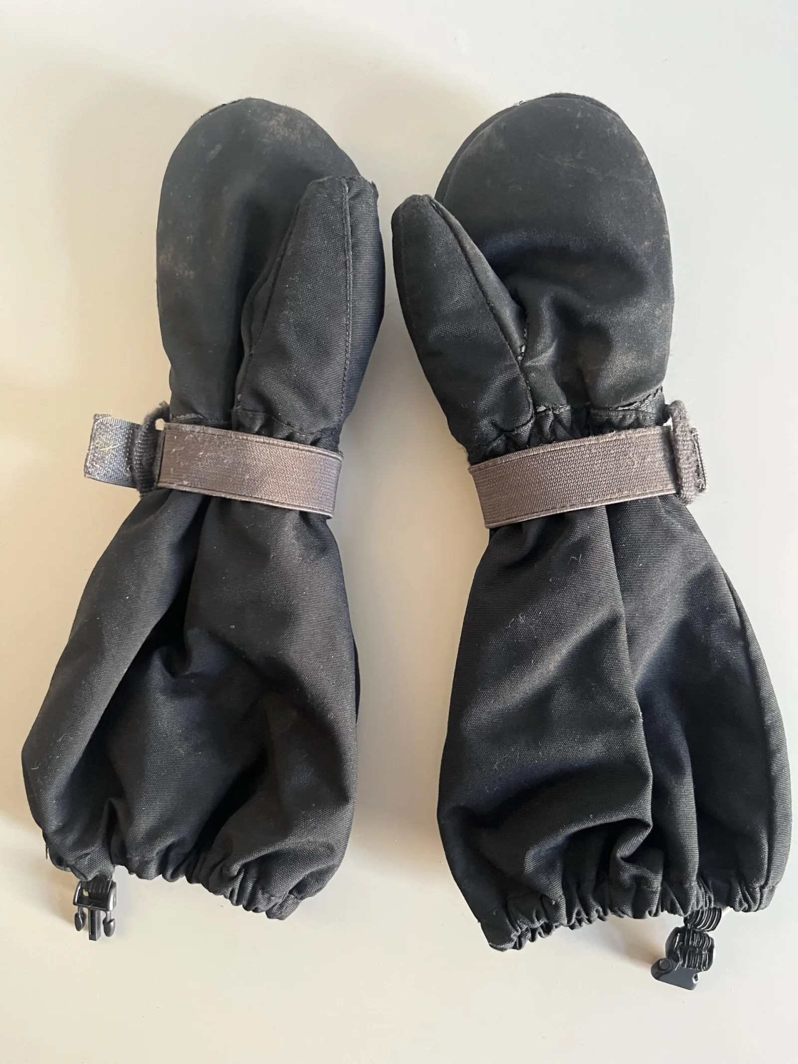 Didrikson mittens 4/6 grip has come away from palms