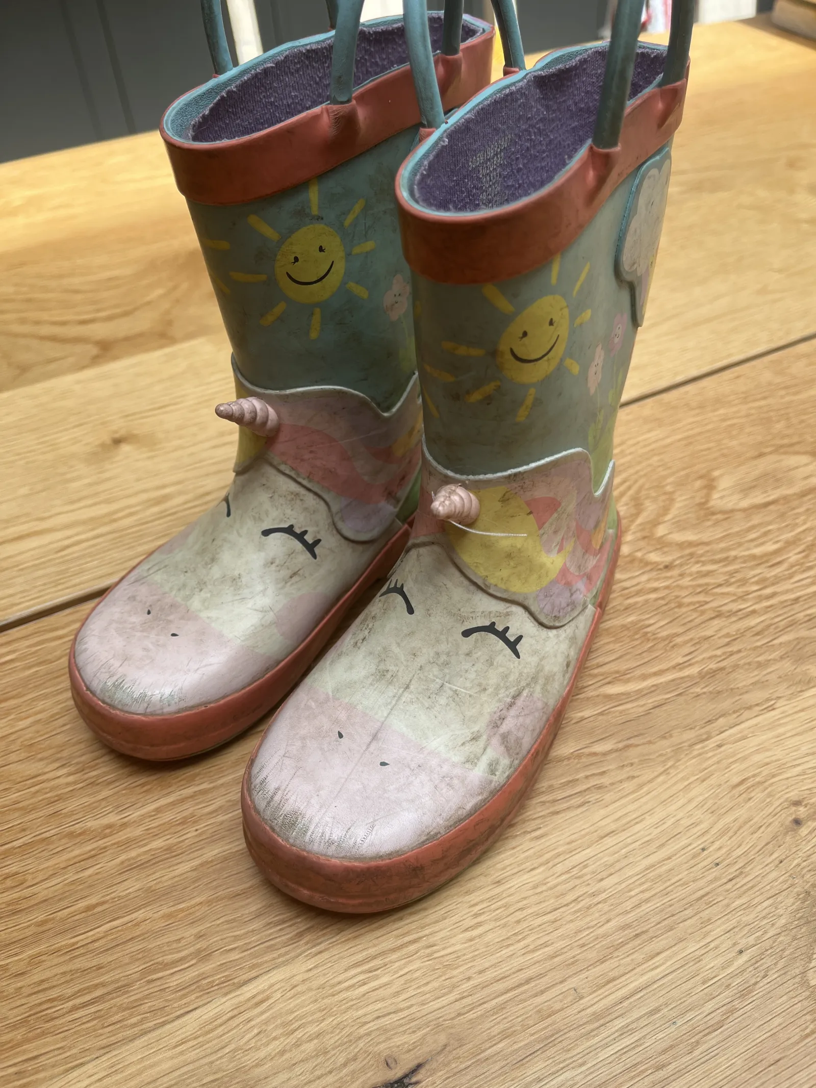 Wellie - size 8 (need a clean!)