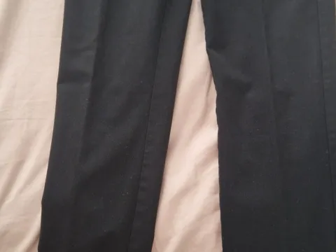 Black trousers,
