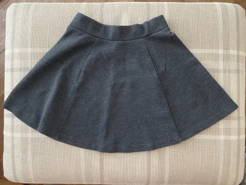 Grey skirt Aged 4-5