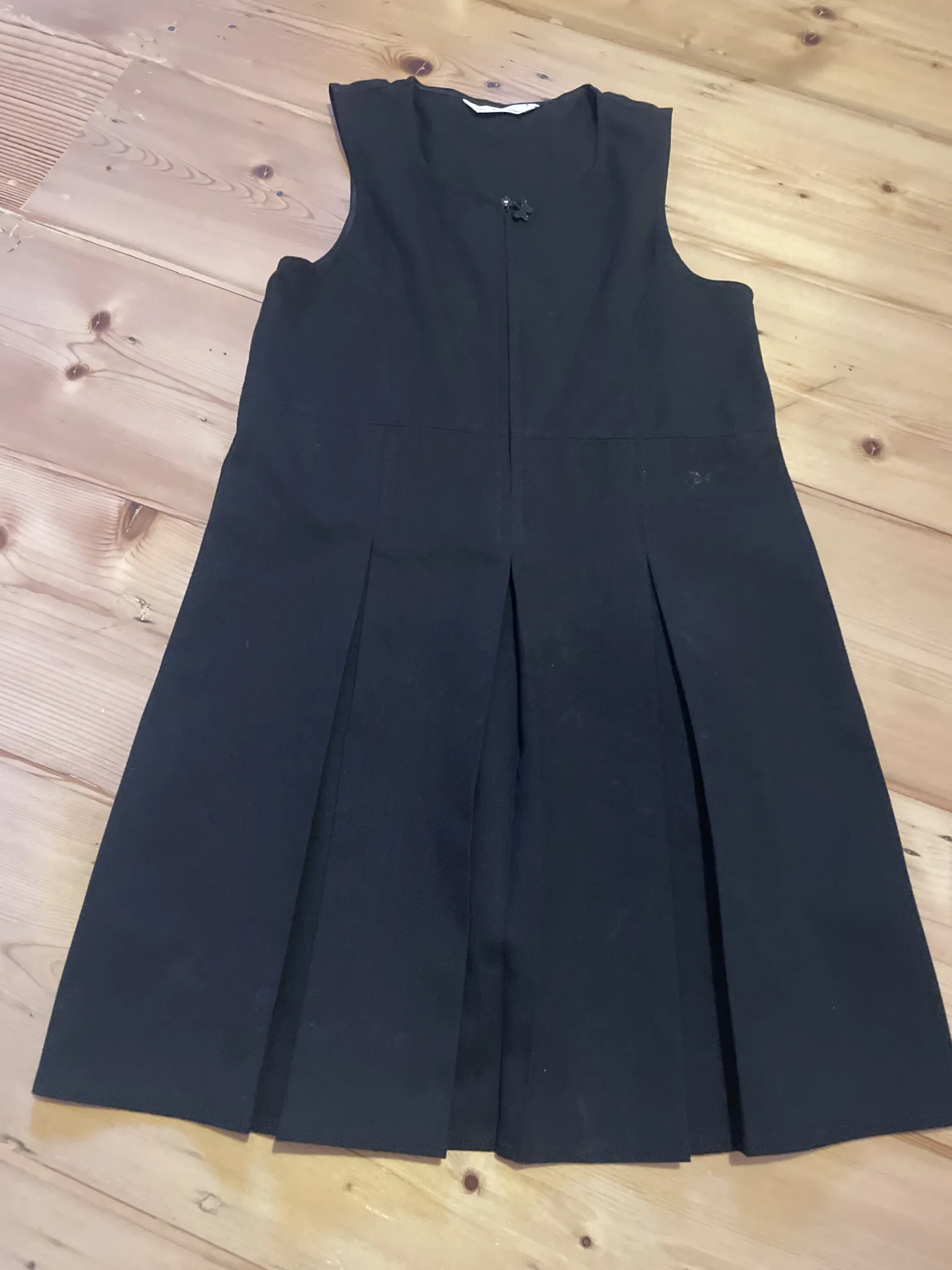 Black pinafore age 7-8