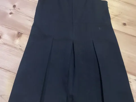 Black pinafore age 7-8