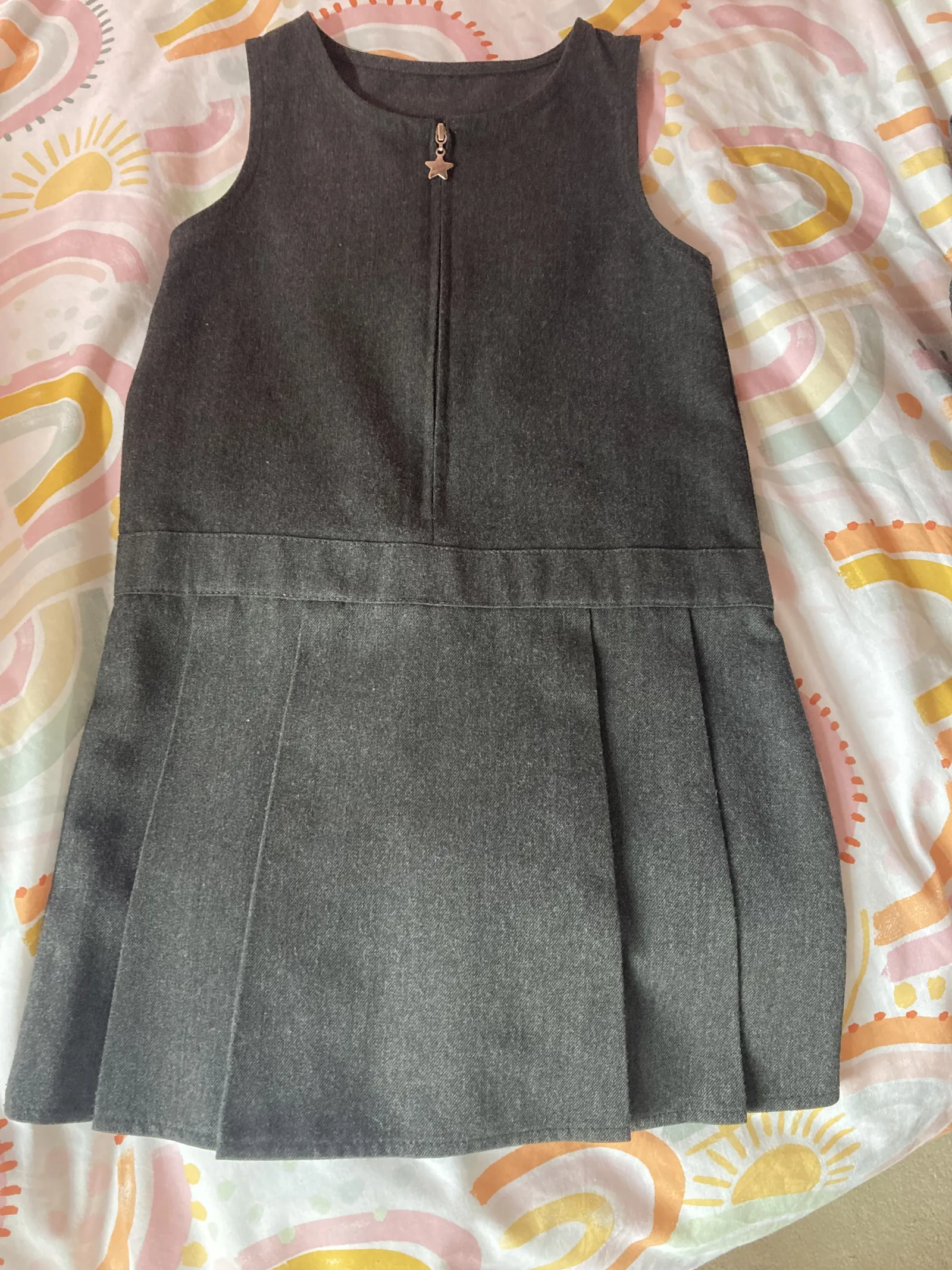1 x  F & F Age 4-5Y Silver star zipped pinafore