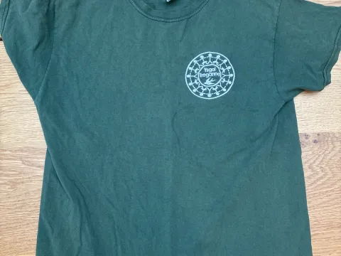 Green t-shirt size 9-11