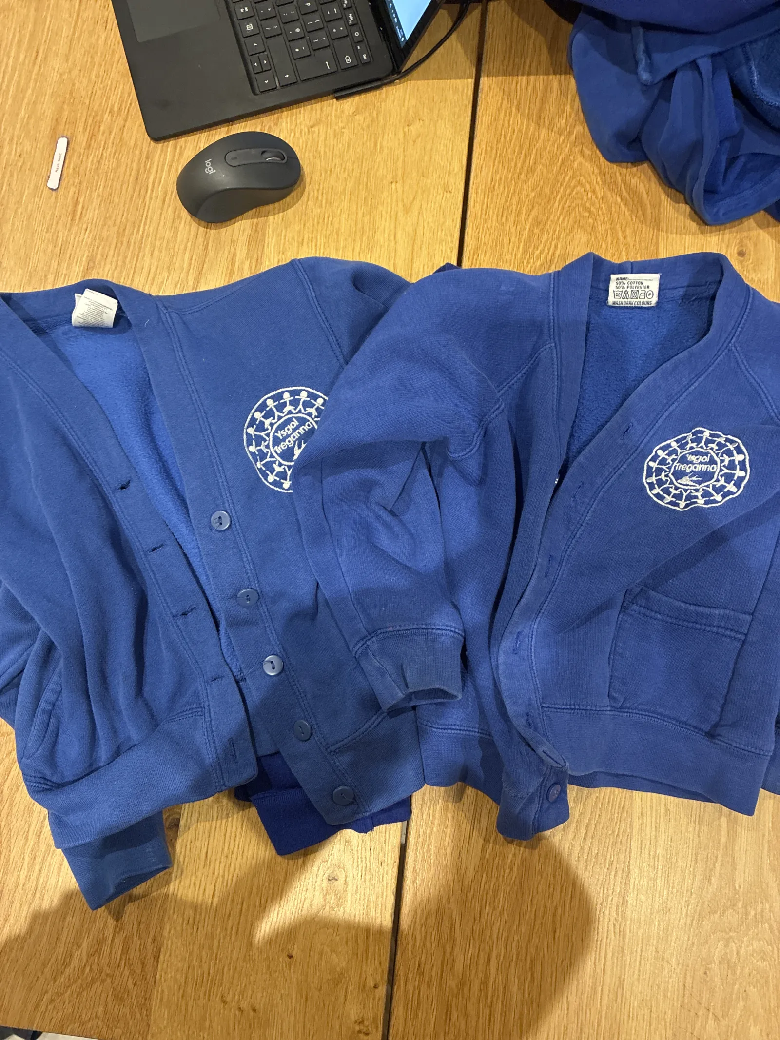 Cardigans 5-6 (3x) with logo